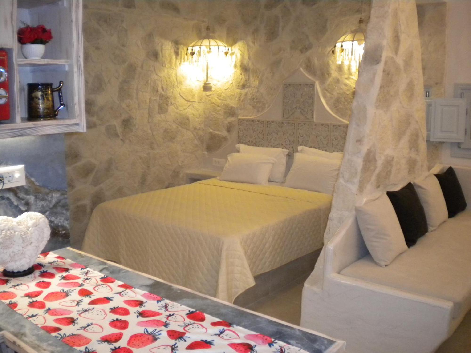 Starlight Luxury Seaside & Imerovigli (Santorini)